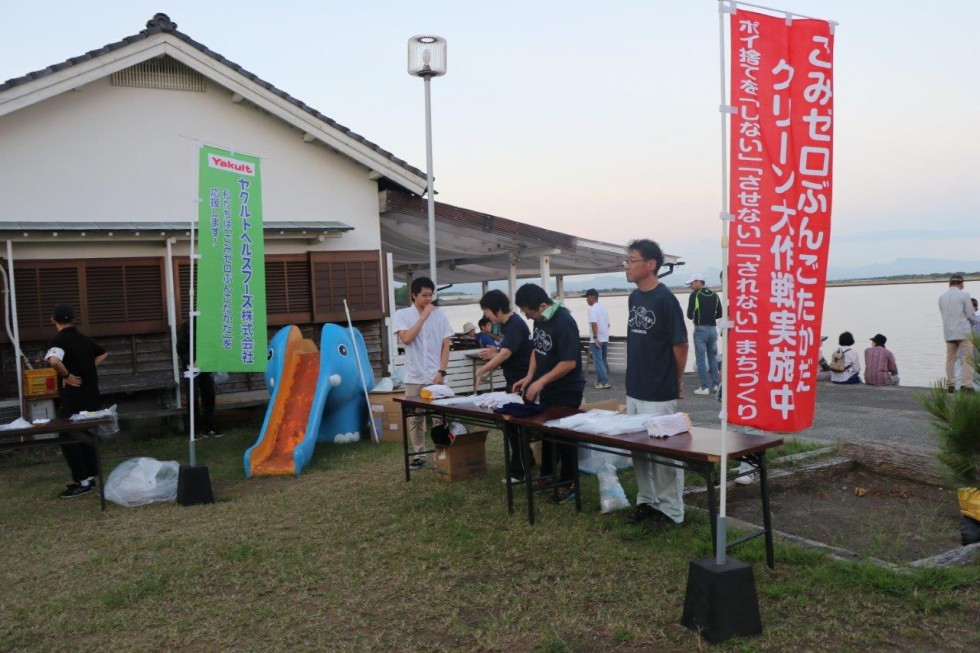 夕陽スポットの真玉海岸で、早朝ごみゼロクリーン大作戦の画像2