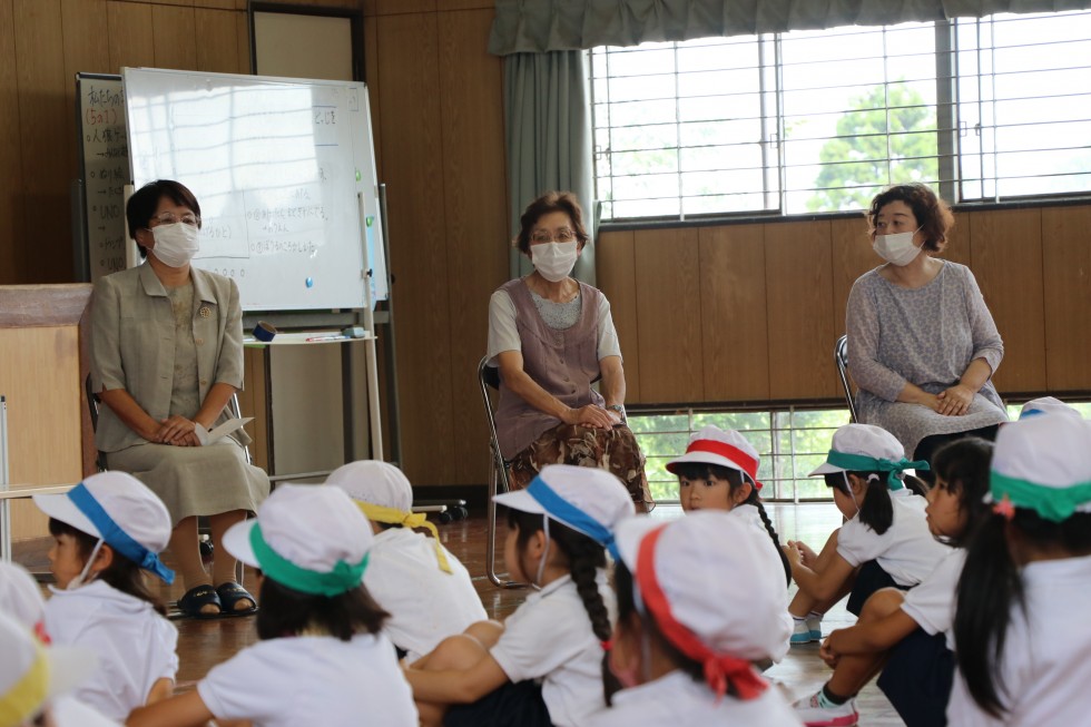 小学1年生へ絵本を寄贈　　－更生保護女性会－の画像2