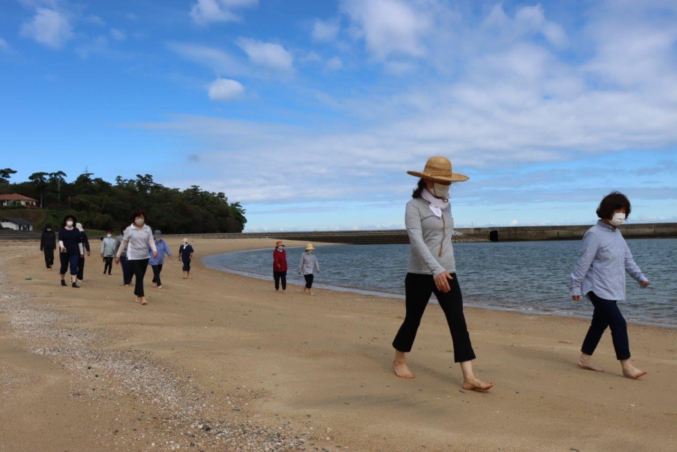 潮風を浴びながら砂浜で歩こう！　～長崎鼻サンドウォーク～の画像1
