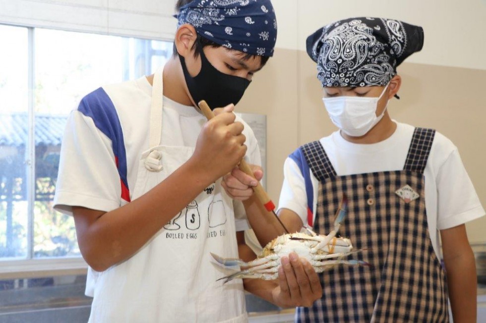 地元の特産品「岬ガザミ」を使った料理教室　－香々地中学校－の画像6