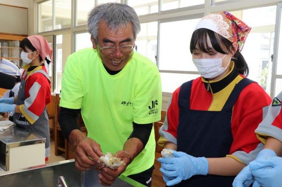 地元の特産品「岬ガザミ」を使った料理教室　－香々地中学校－の画像10