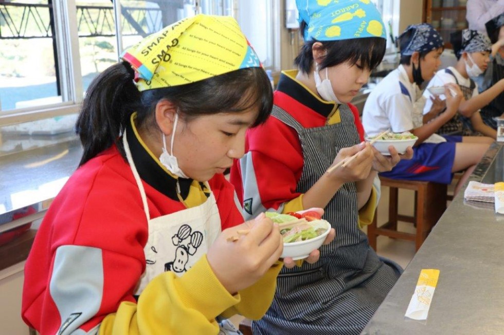 地元の特産品「岬ガザミ」を使った料理教室　－香々地中学校－の画像14