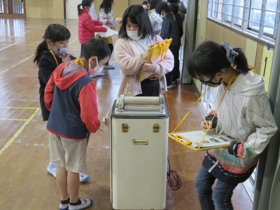 電気洗濯機を様々な角度からよーく観察していました。の画像