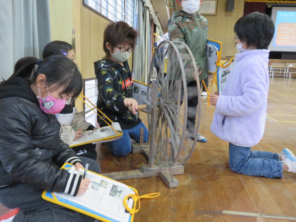 糸車はどのグループもぐるぐると回していました。の画像