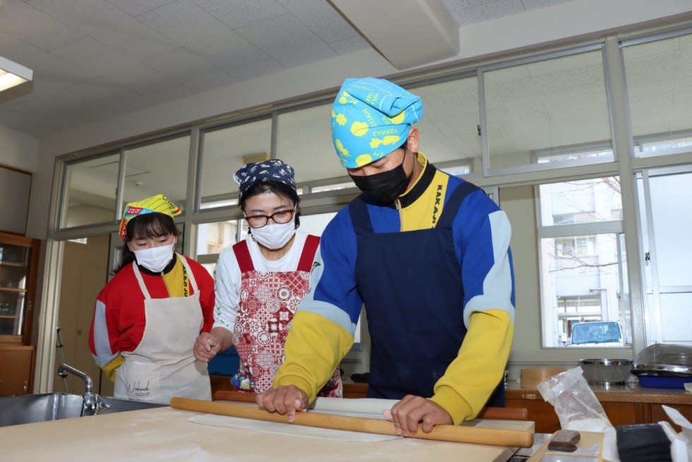 香々地特産の「寒ざらしそば」のそば打ち体験　～香々地中学校～の画像1