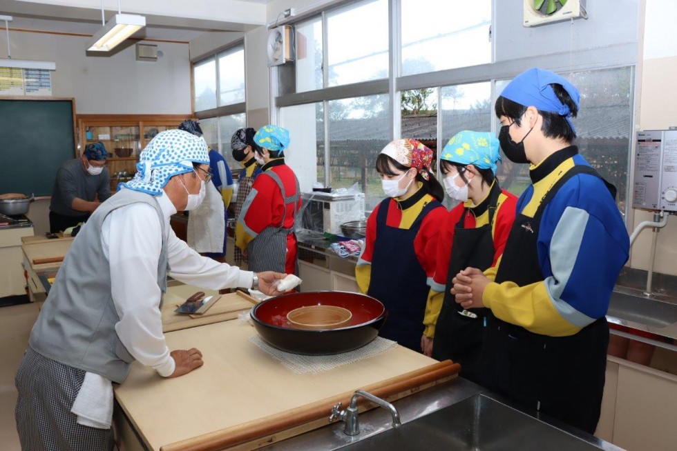 香々地特産の「寒ざらしそば」のそば打ち体験　～香々地中学校～の画像5