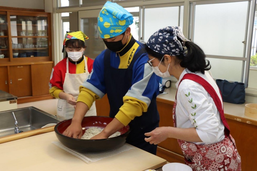 香々地特産の「寒ざらしそば」のそば打ち体験　～香々地中学校～の画像6