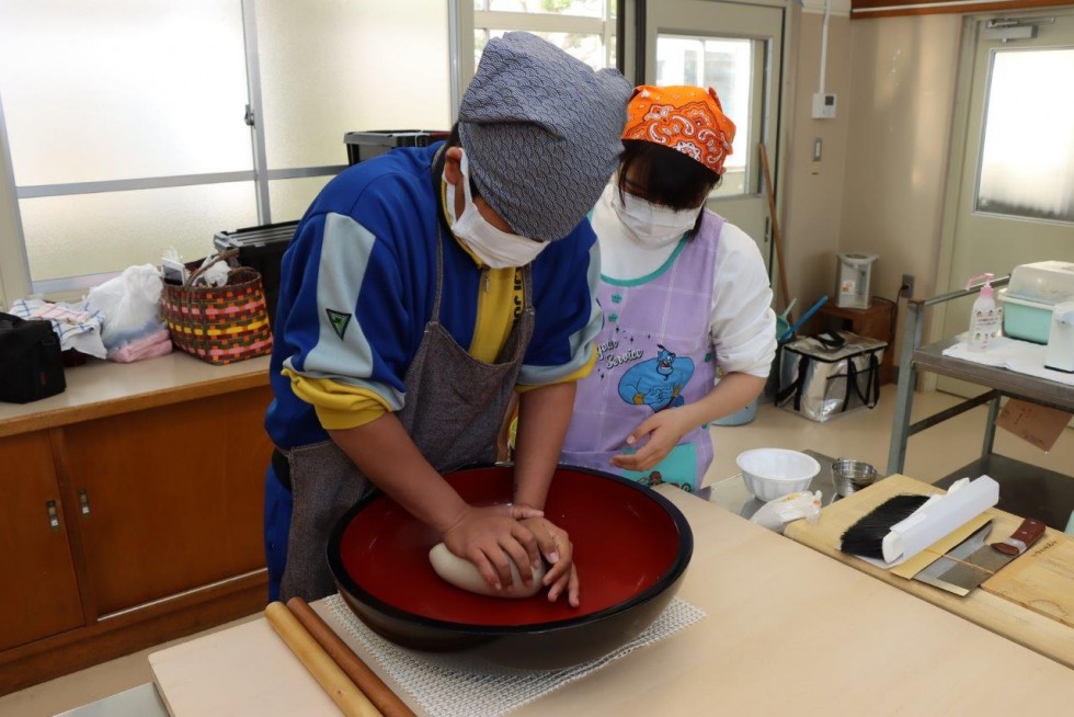 香々地特産の「寒ざらしそば」のそば打ち体験　～香々地中学校～の画像7