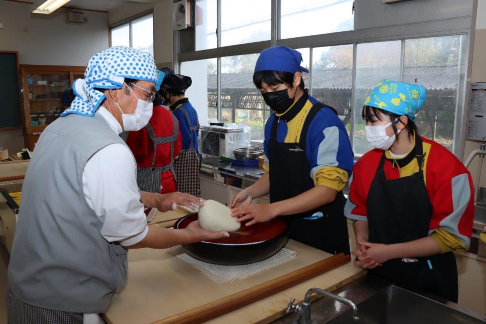 香々地特産の「寒ざらしそば」のそば打ち体験　～香々地中学校～の画像8