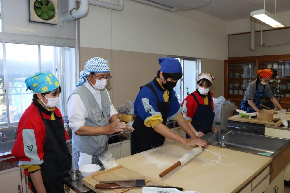 香々地特産の「寒ざらしそば」のそば打ち体験　～香々地中学校～の画像11