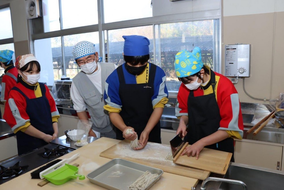 香々地特産の「寒ざらしそば」のそば打ち体験　～香々地中学校～の画像13