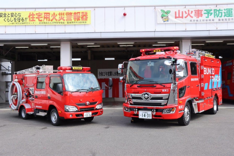 （左：第2分団第1部へ引き渡された救助用資機材搭載型消防ポンプ自動車　　右：消防署で運用する水槽付き消防ポンプ自動車）13