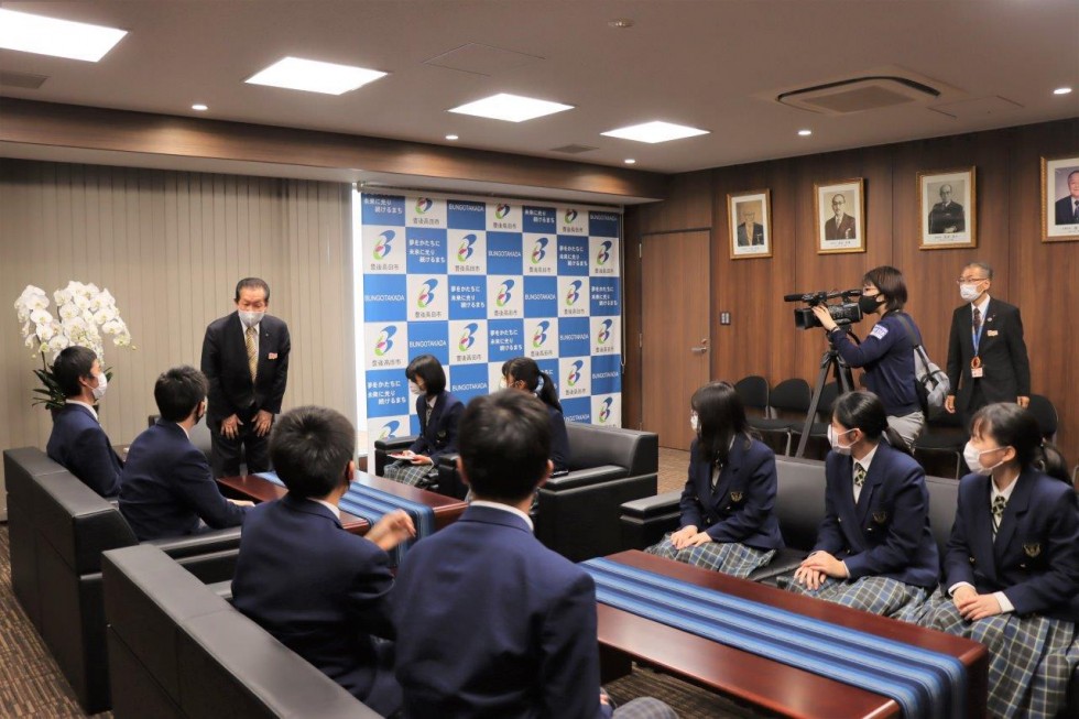 売り上げを小中学生のために　～高田高校の生徒有志から寄附をいただきました～の画像2