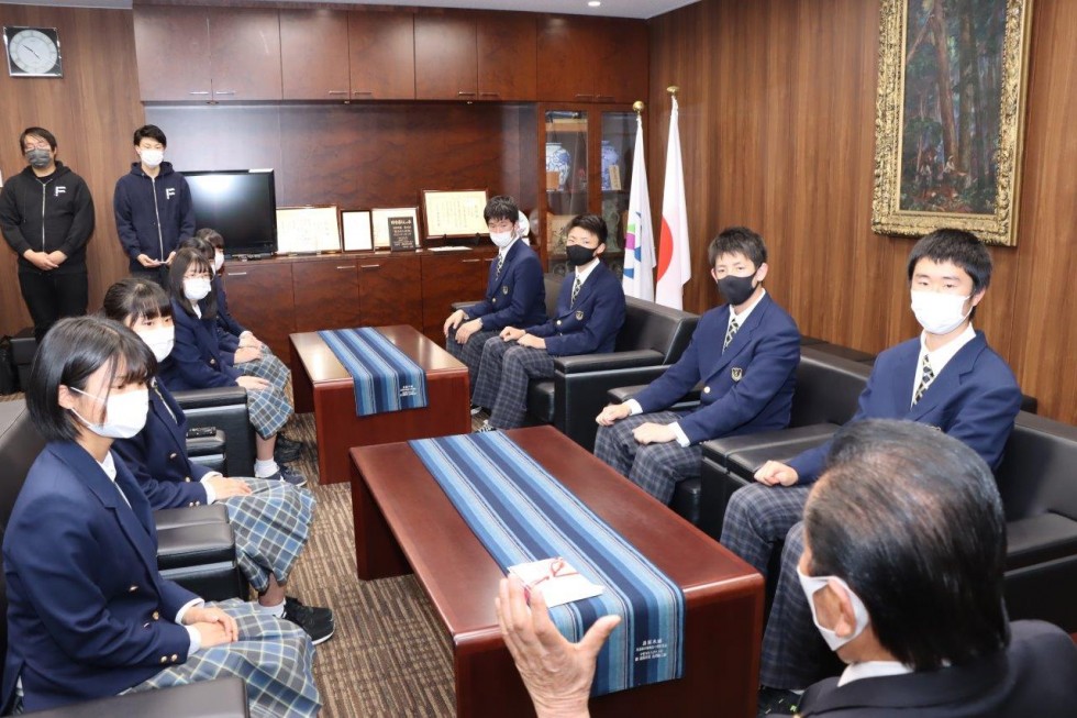 売り上げを小中学生のために　～高田高校の生徒有志から寄附をいただきました～の画像3