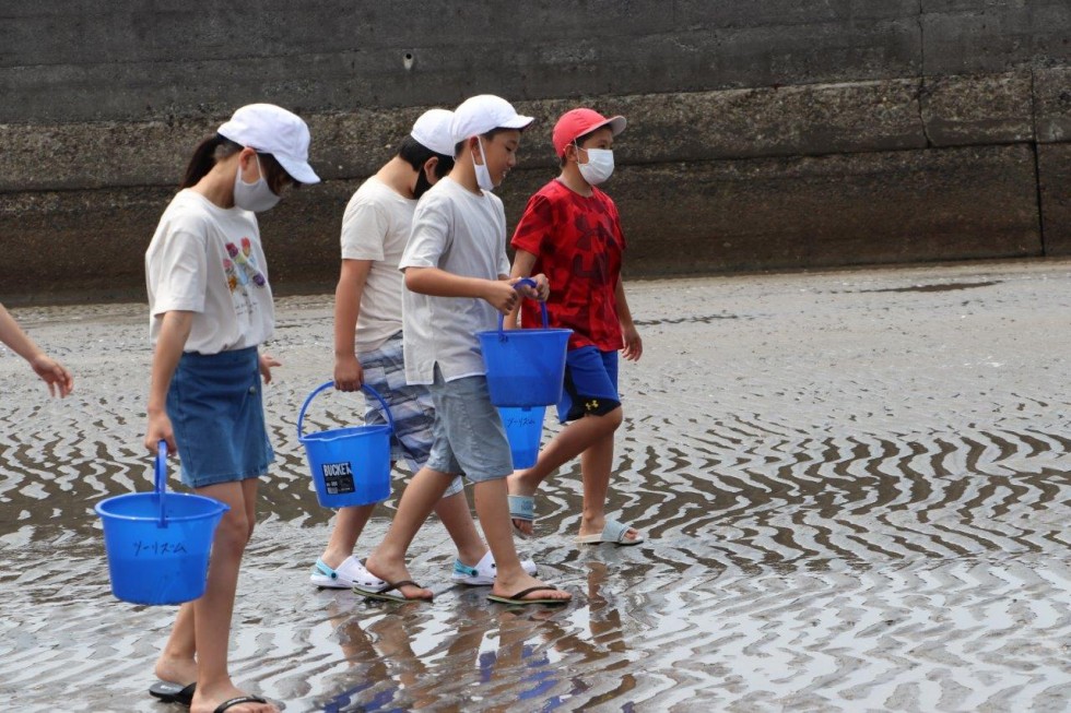 香々地小 稚ガニの放流（令和3年） ＝ 誇れる地元の特産品”岬ガザミ” ＝の画像4