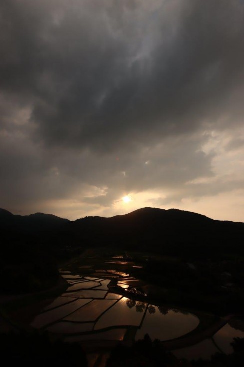 田染荘の田んぼに水が満たされました ～刻一刻と変化する夕陽が織りなす1，000年変わらない田園風景～の画像3