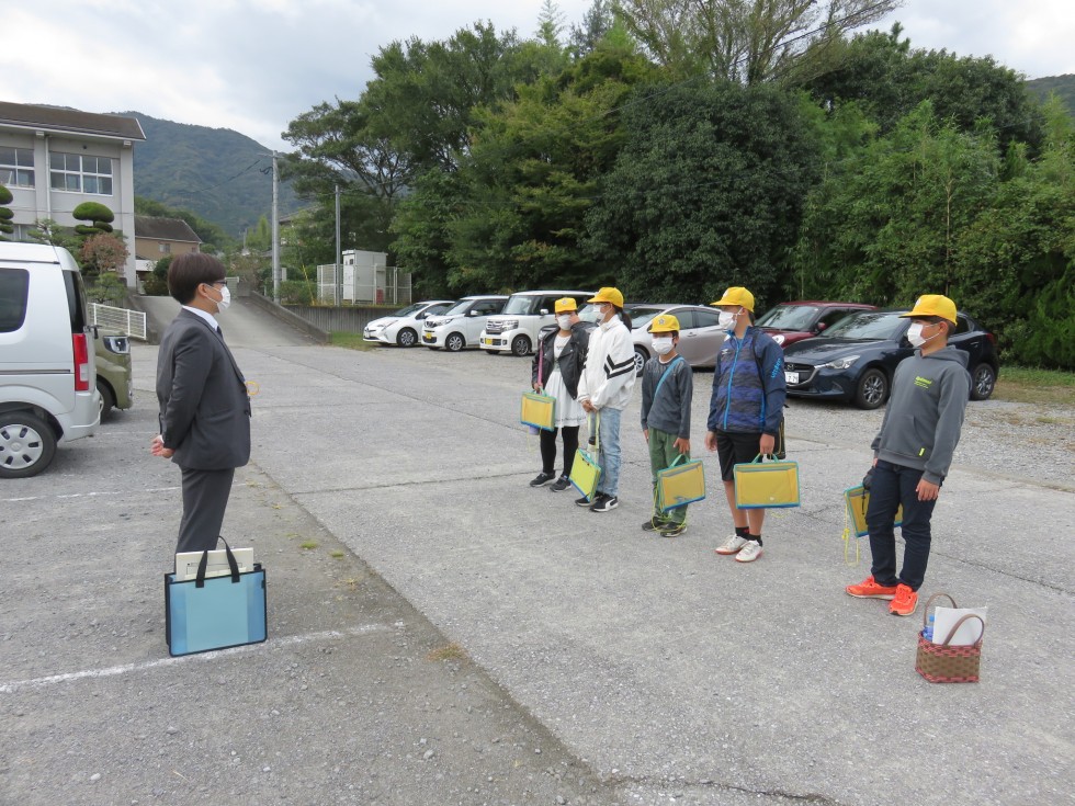 【河内小】「郷土の歴史・文化」出前講座を実施しました　～校区の文化財めぐり～の画像1