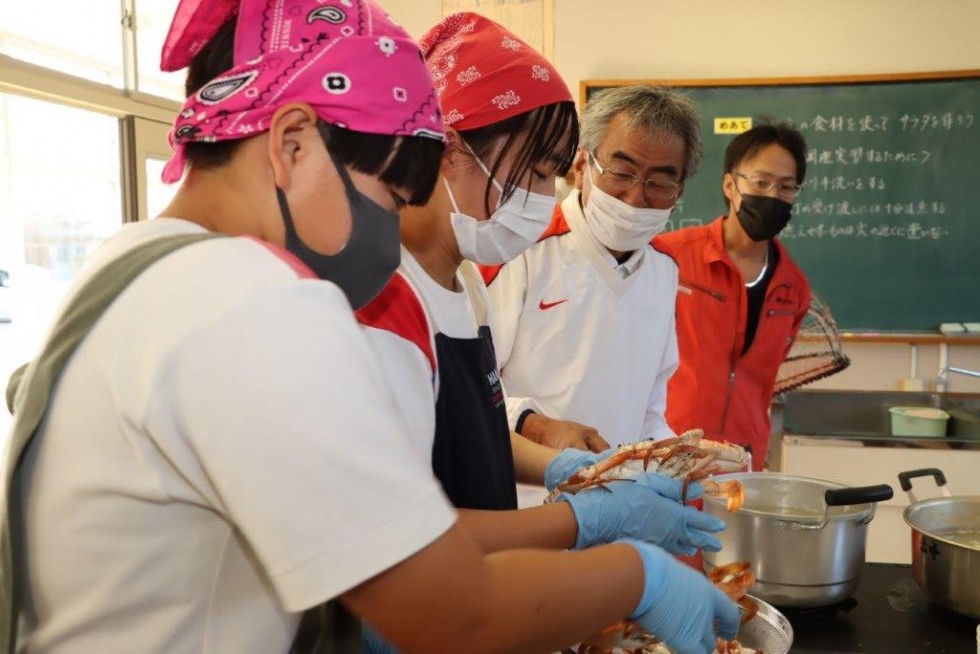 【香々地中】特産「岬ガザミ」の料理教室の画像1