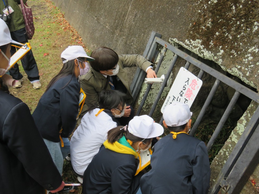 持参した懐中電灯で用水路の中を確認！の画像