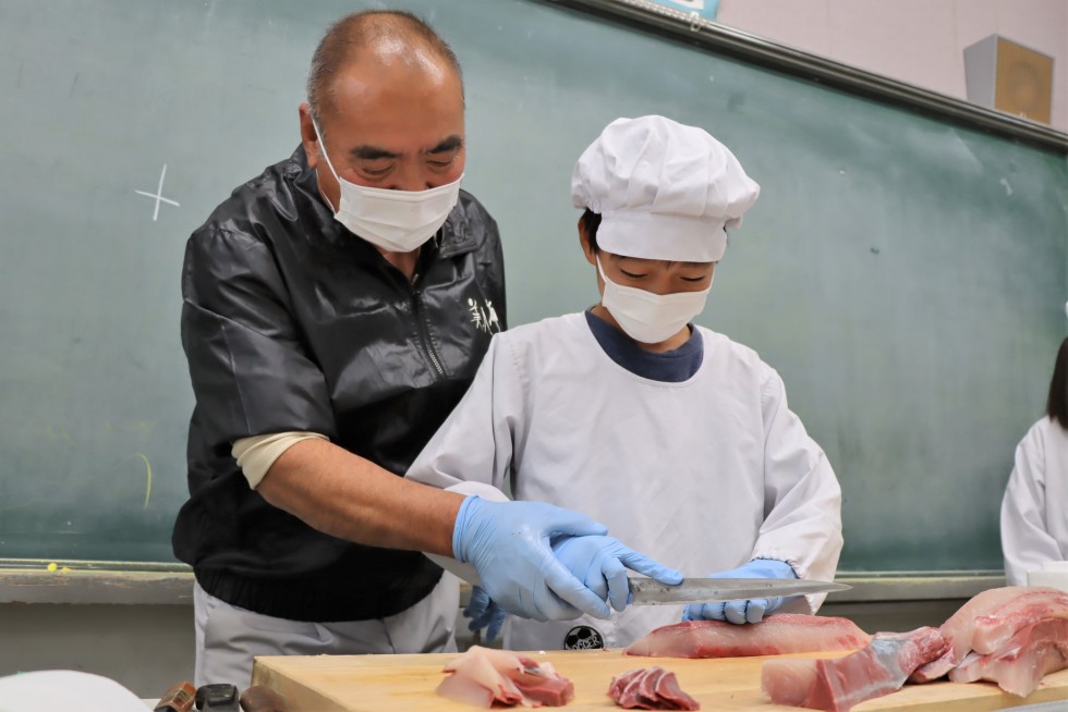 新鮮なブリをお刺身に！　～桂陽小学校で「ぶりチャレンジ」～の画像1