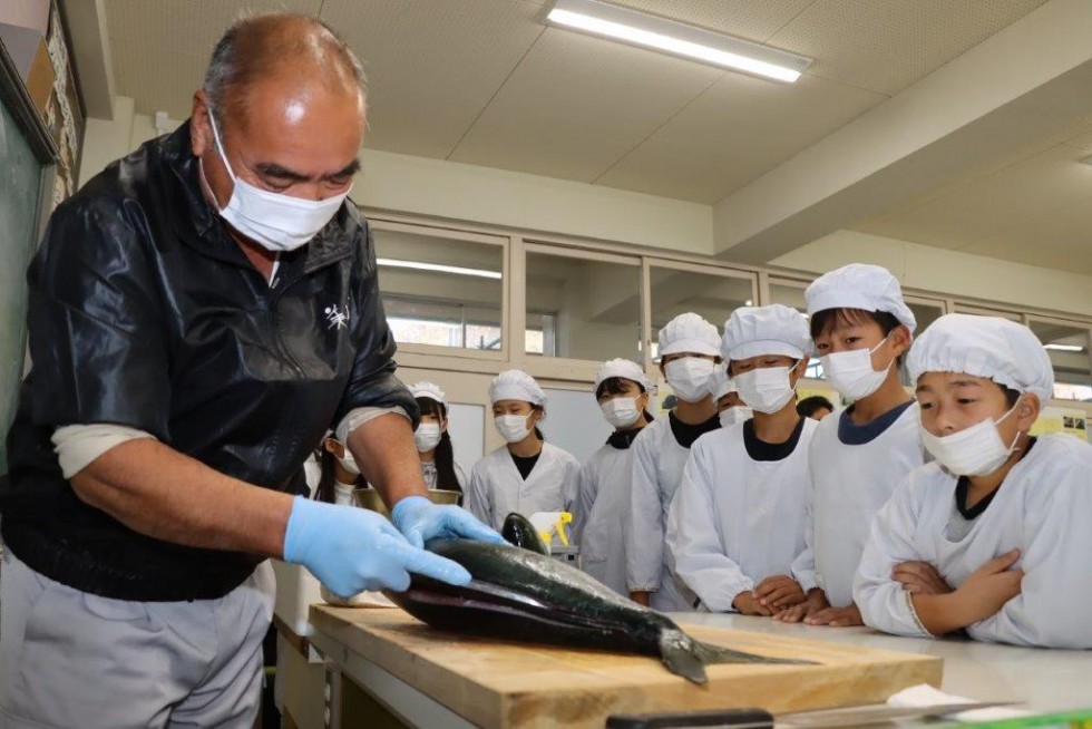 新鮮なブリをお刺身に！　～桂陽小学校で「ぶりチャレンジ」～の画像5