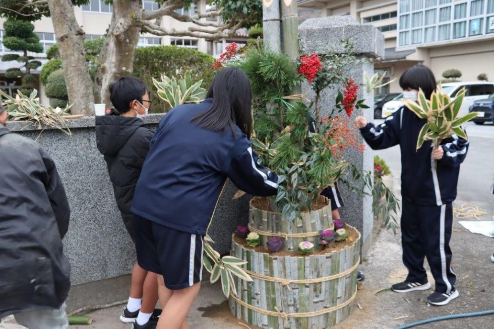 【河内中学校】地域の方と新年を迎える準備　“門松づくり”の画像1