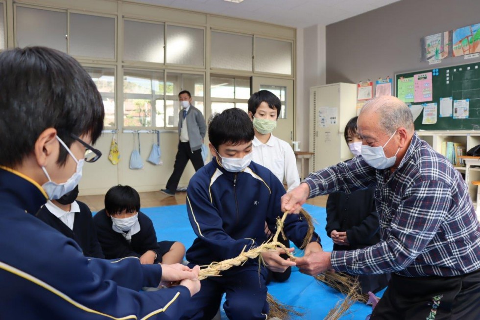 地域のみなさんと「しめ縄」作りに挑戦!　～戴星学園～の画像1