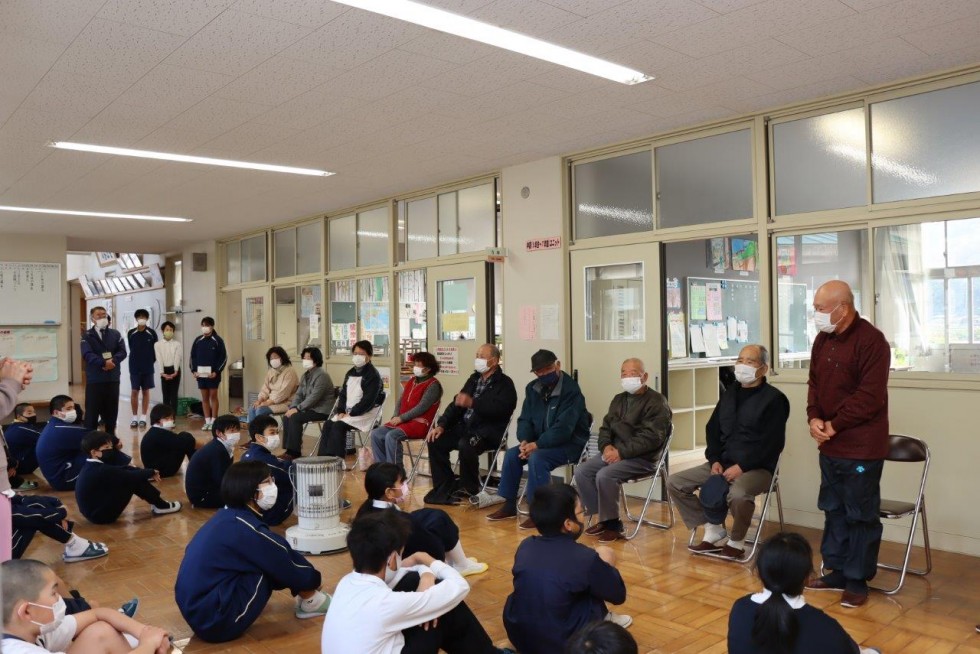 地域のみなさんと「しめ縄」作りに挑戦!　～戴星学園～の画像3