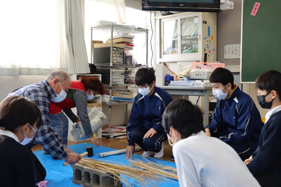 地域のみなさんと「しめ縄」作りに挑戦!　～戴星学園～の画像5