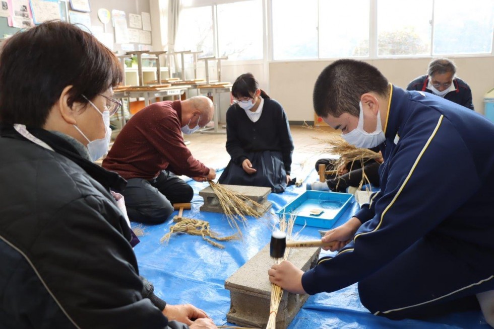 地域のみなさんと「しめ縄」作りに挑戦!　～戴星学園～の画像6