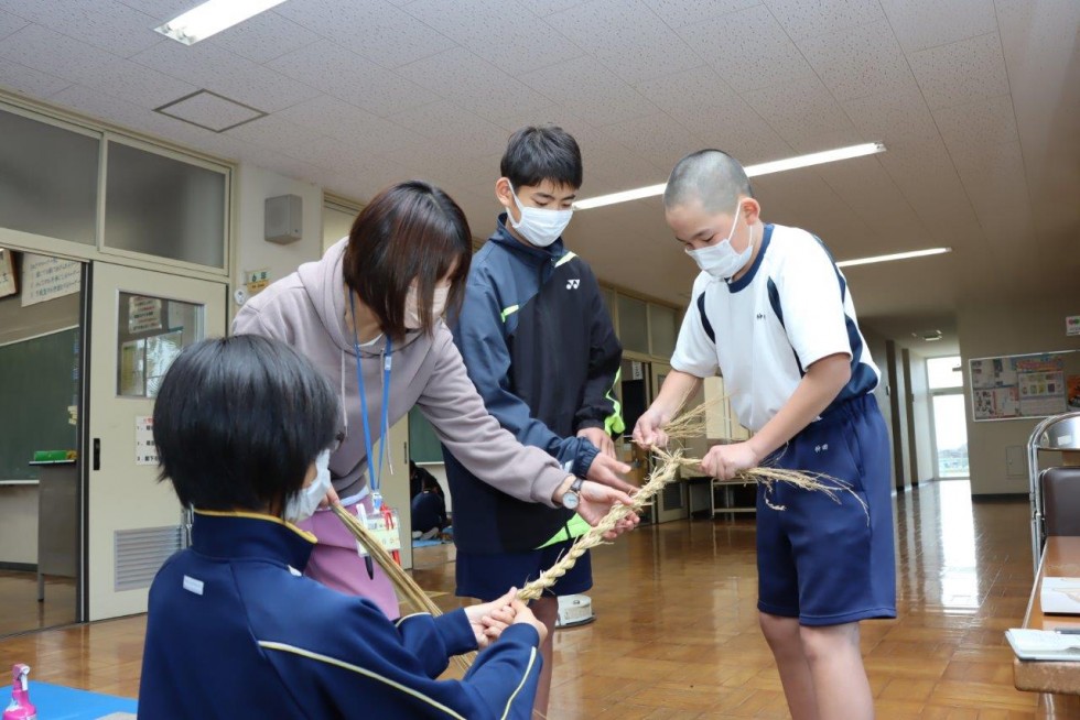 地域のみなさんと「しめ縄」作りに挑戦!　～戴星学園～の画像8