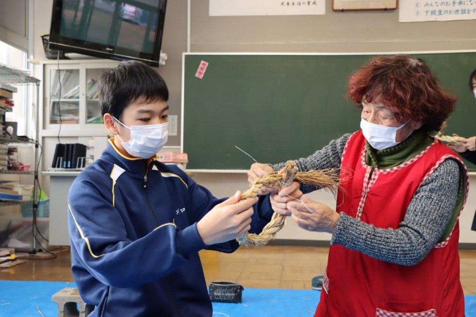 地域のみなさんと「しめ縄」作りに挑戦!　～戴星学園～の画像9