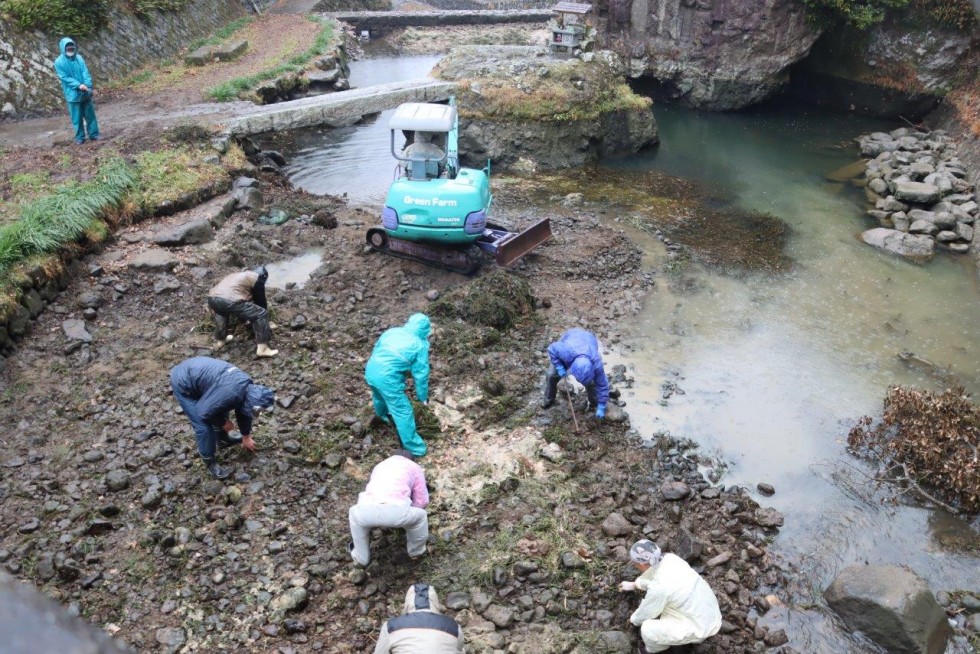 1300年の歴史をこれからも守り続けるため　～長岩屋川で藻の除去作業～の画像3
