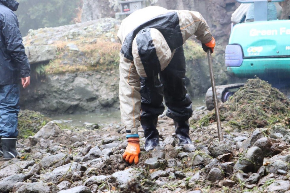 1300年の歴史をこれからも守り続けるため　～長岩屋川で藻の除去作業～の画像6