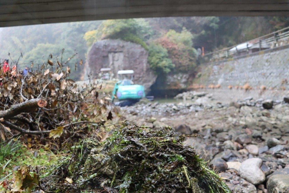 1300年の歴史をこれからも守り続けるため　～長岩屋川で藻の除去作業～の画像13