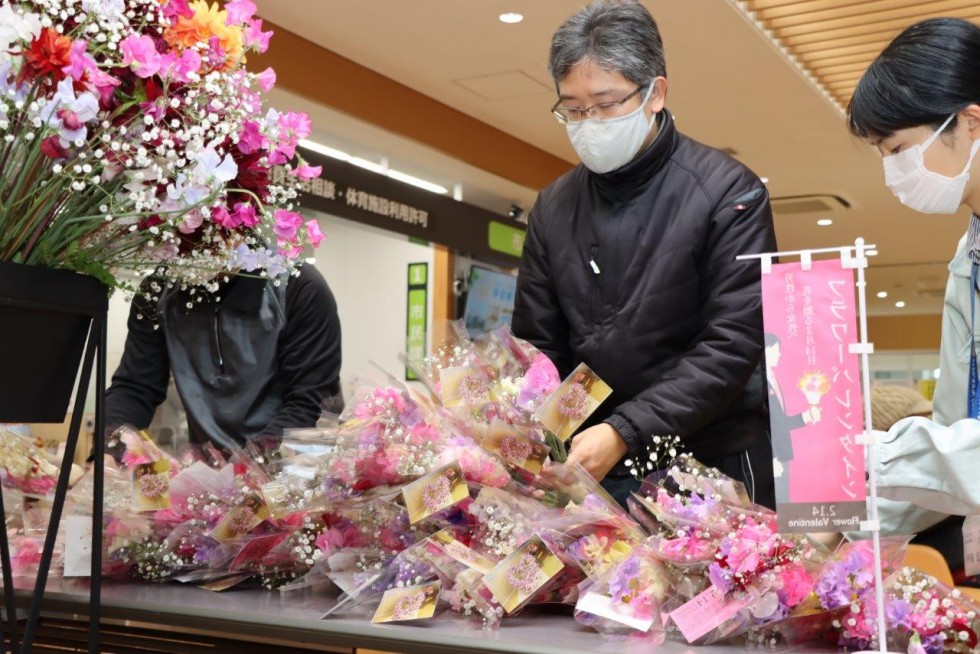 ミニ花束の無料配布が行われました　～世界で一番花を贈る日「フラワーバレンタイン」～の画像3