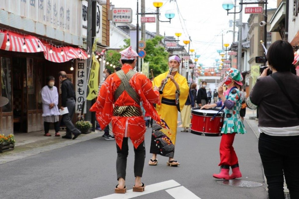 4月29日　チンドン屋「かわち家」がやってきた！の画像3