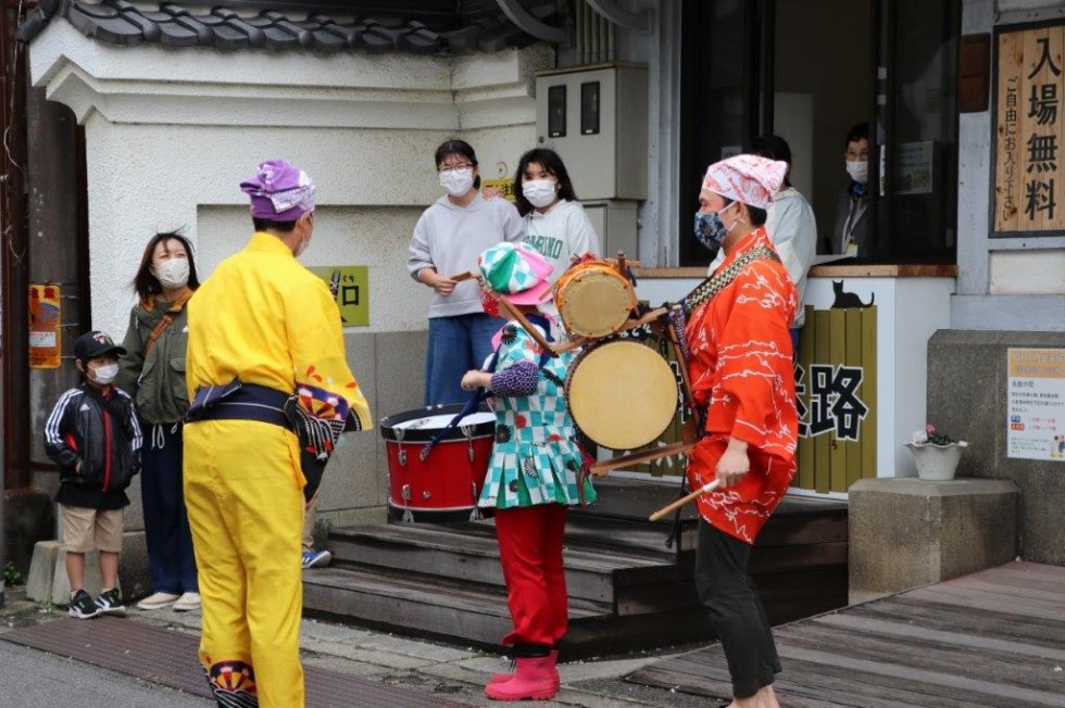 4月29日　チンドン屋「かわち家」がやってきた！の画像4