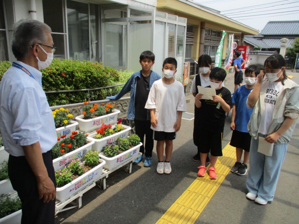 感謝の気持ちを込めたプランター寄贈　～桂陽小学校児童会栽培美化委員会～の画像2