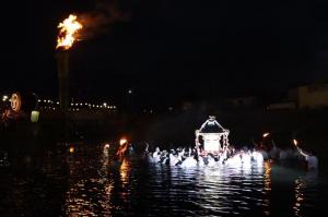 燃え盛る大松明の明かりに照らされる川の中の川組、お神輿、ステージ上の太鼓