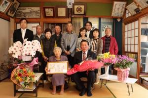 野田シズエさんとお家族、佐々木市長