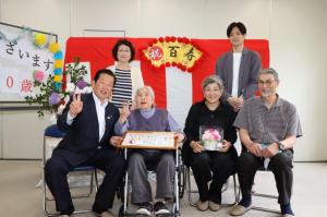 益田三枝子さんとご家族、佐々木市長　記念写真