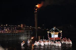 太鼓、たいまつ、神輿