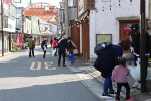 昭和の町を清掃している様子の写真