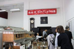 ジオラマ展を楽しむ来場者の写真