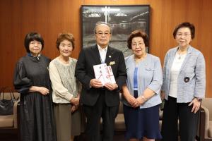 国際ソロプチミスト二豊の方々と河野教育長の記念写真