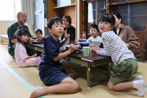 そばを楽しむ子供たちの写真
