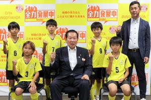 選手と監督の皆さんと佐々木市長の集合写真