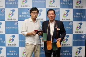 馬場さんと佐々木市長の記念写真