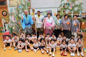 キラリいろ幼稚園の園児と老人クラブの皆さんの集合写真